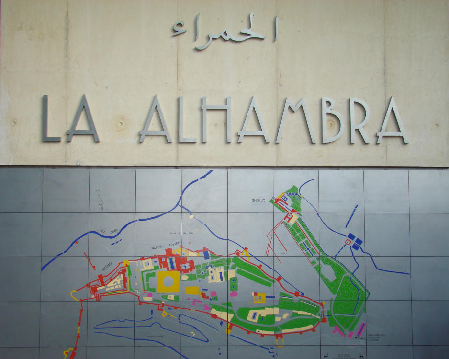 Plano esquemático de un recinto monumental, con sus edificios, caminos y zonas ajardinadas.