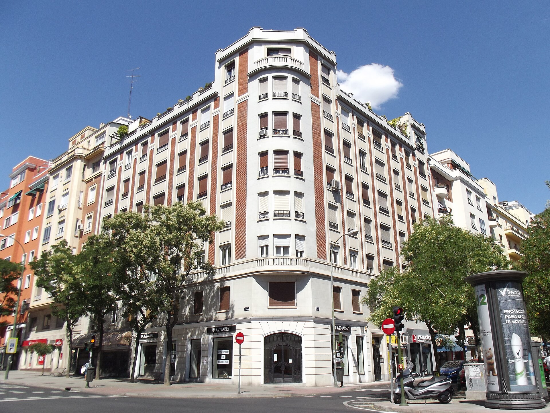 Edificio residencial de varias plantas en una esquina, con locales en los bajos.