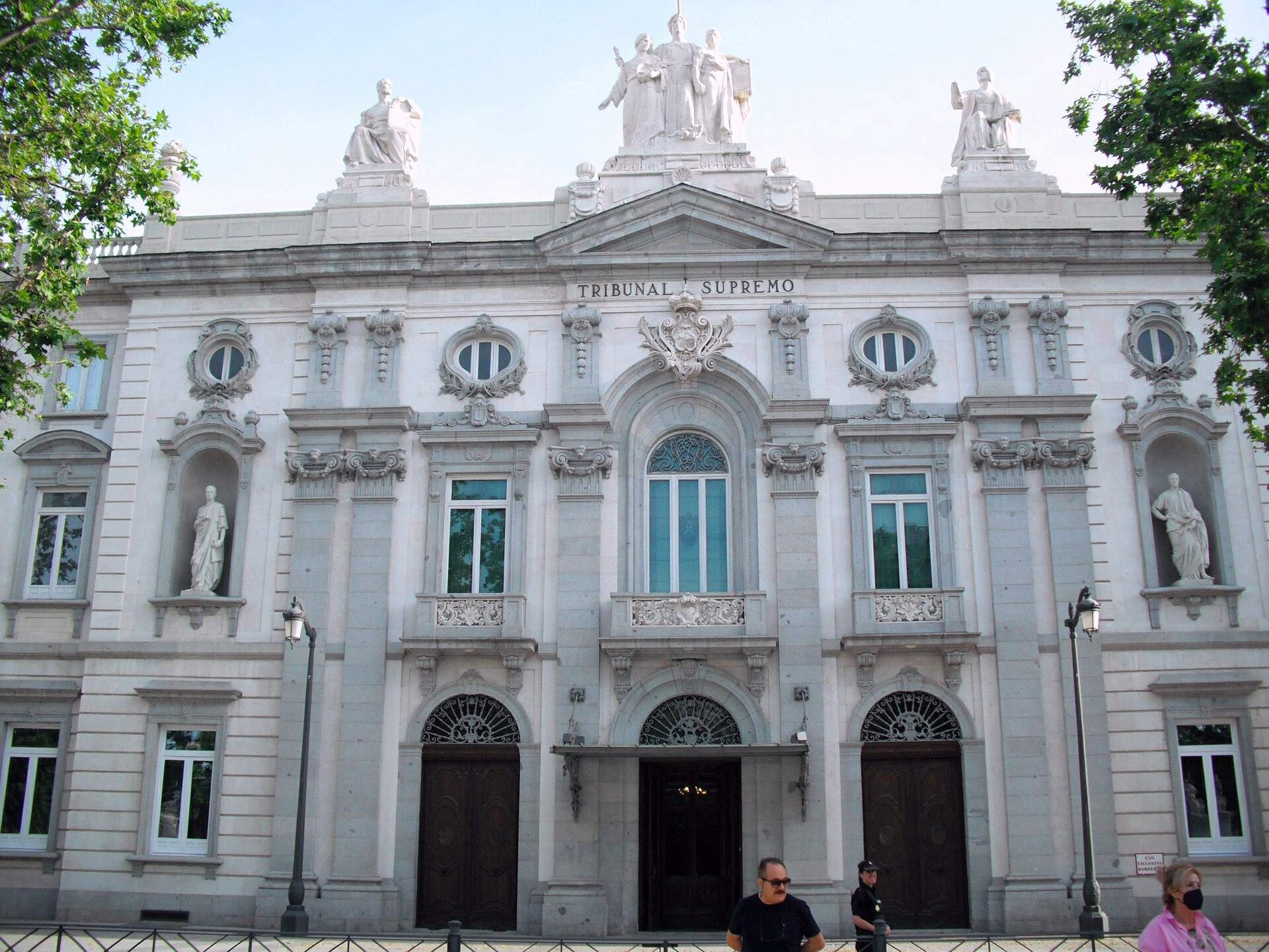 Vista frontal de una fachada monumental con la inscripción «TRIBUNAL SUPREMO» y tres accesos principales.