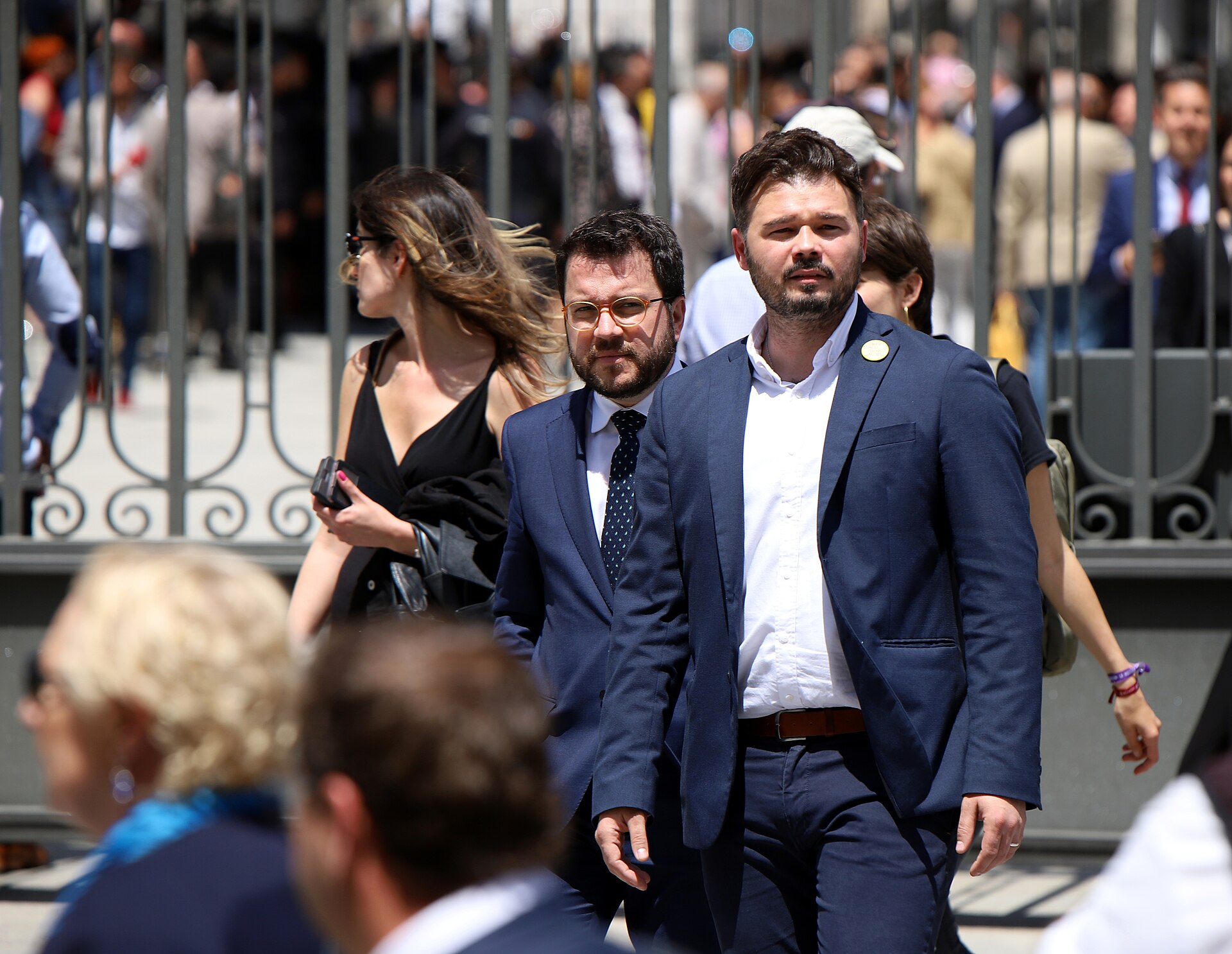 Un hombre con traje conversa con un periodista que sostiene un micrófono.