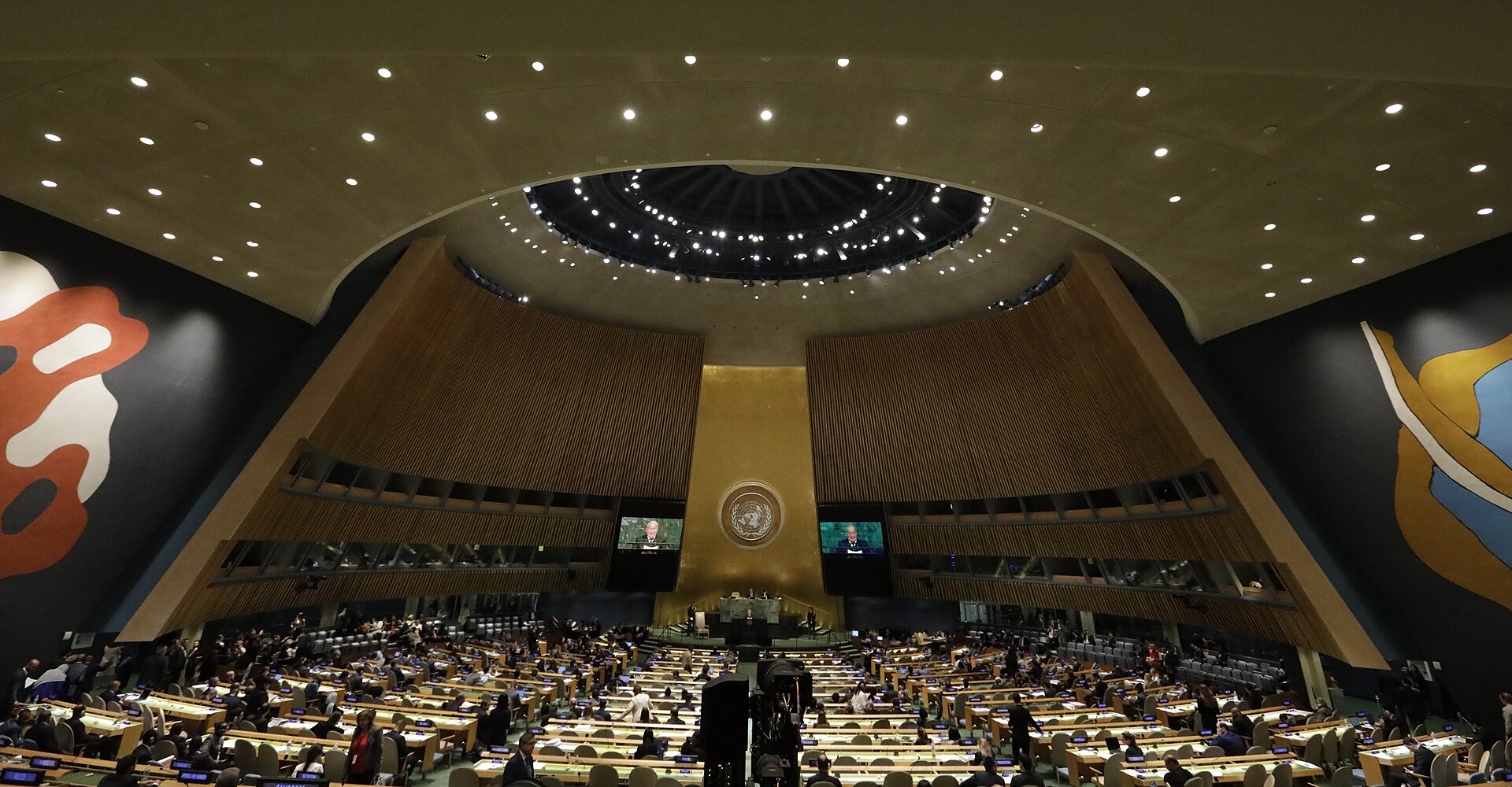 La sala de la Asamblea General de Naciones Unidas, con asistentes y pantallas encendidas.