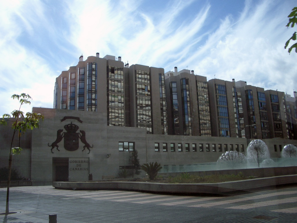 Fachada de un edificio institucional con un escudo y la inscripción «Gobierno de Canarias».