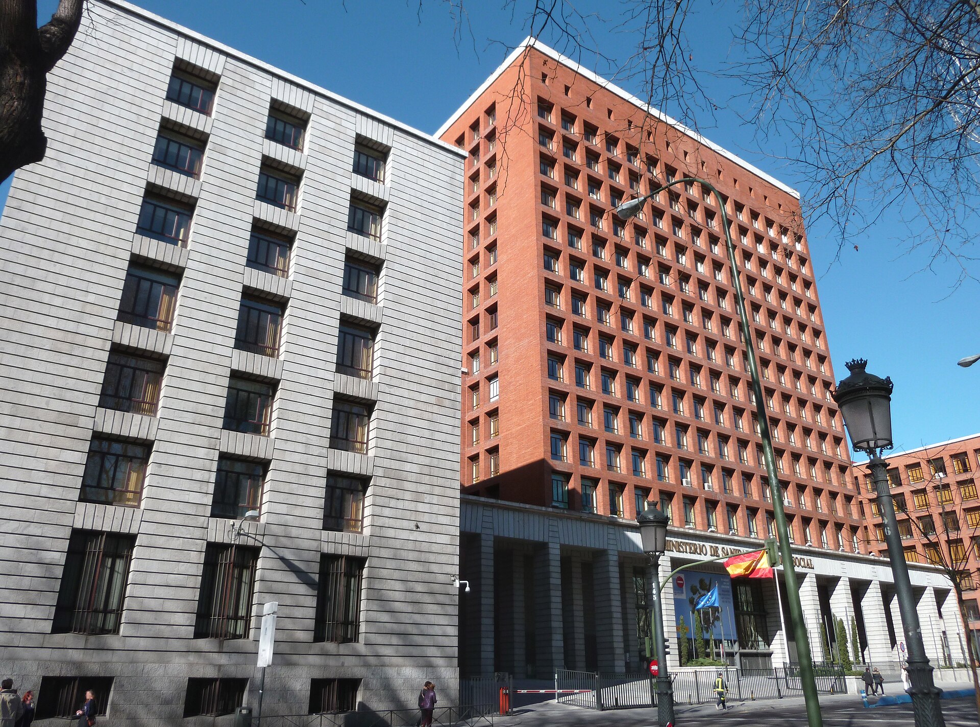 Fachada de un edificio institucional con un rótulo que dice «Ministerio de Sanidad y Política Social».