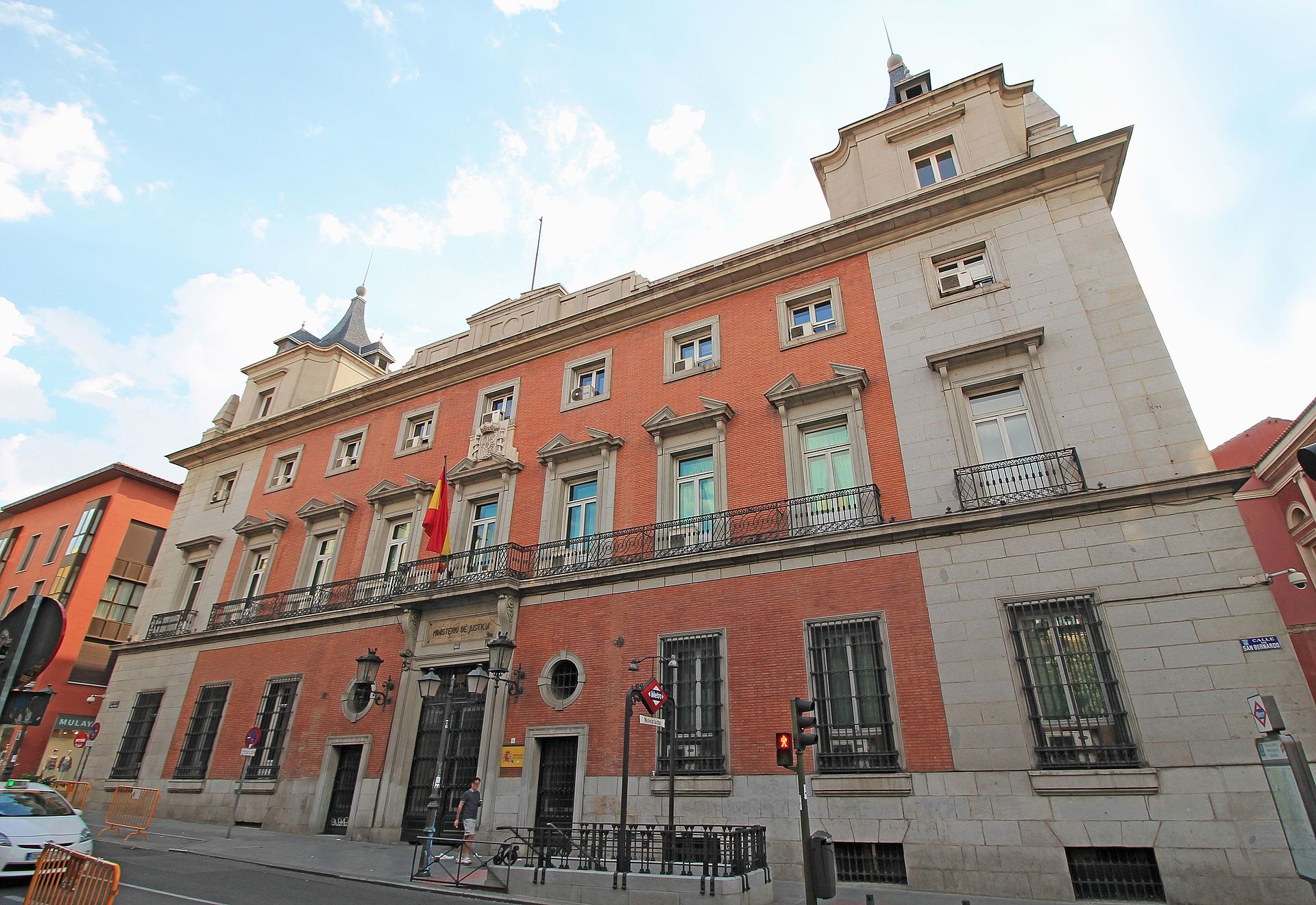 Fachada de un edificio institucional con bandera española, ventanas enrejadas y el rótulo «Ministerio de Justicia».