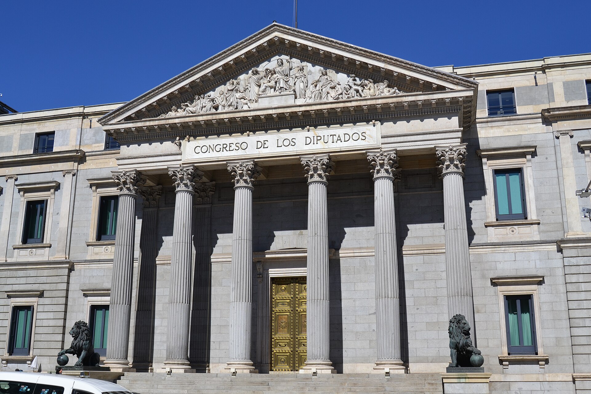 Fachada principal de un edificio institucional, con un pórtico de columnas y una puerta de entrada.