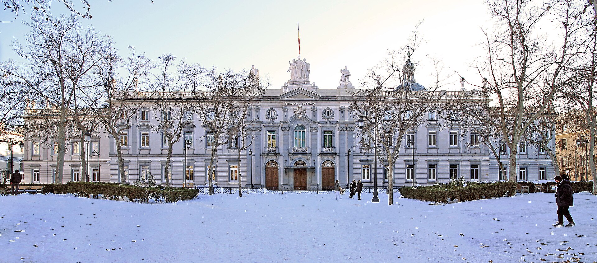 Fachada de un edificio institucional con el rótulo «Tribunal Supremo», frente a una plaza nevada.