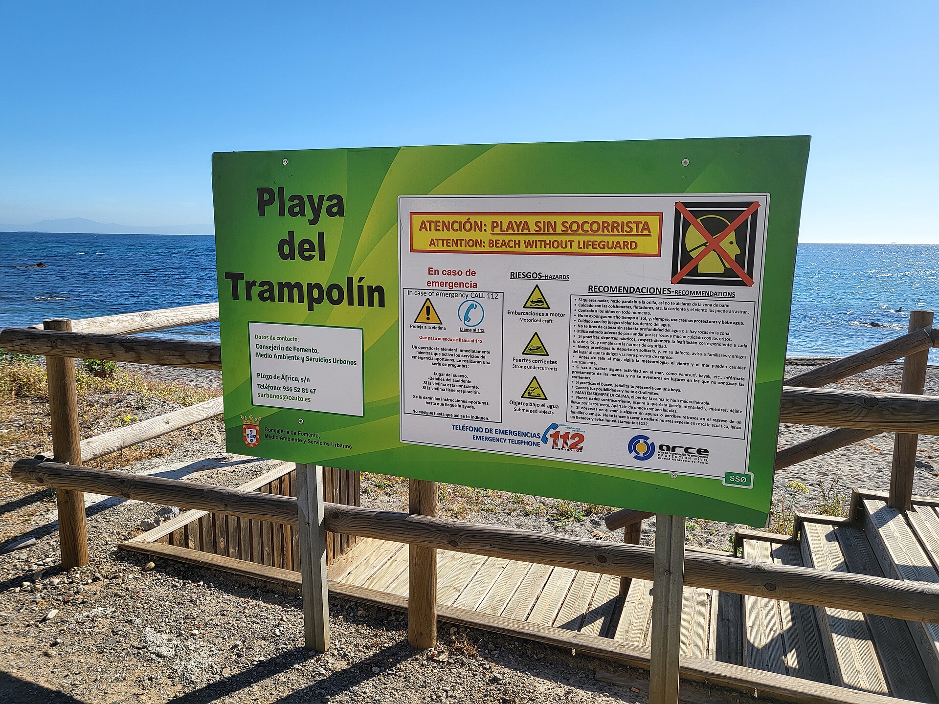 Un cartel de la playa advierte que no hay servicio de socorrismo.
