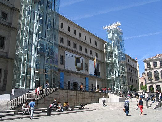 Exterior de un museo, con escaleras de acceso y visitantes en la entrada.