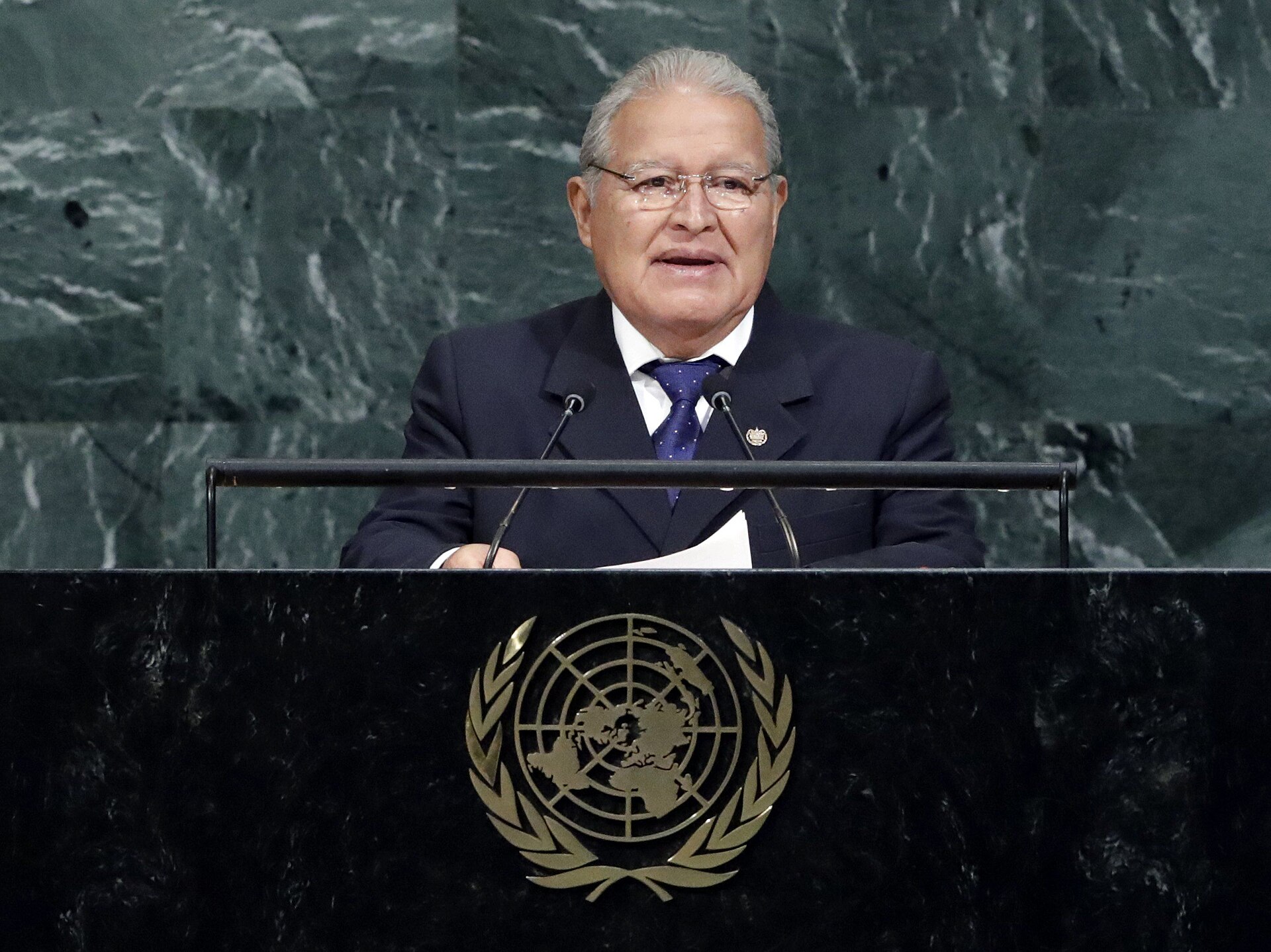 Un hombre interviene ante un atril con el emblema de Naciones Unidas.