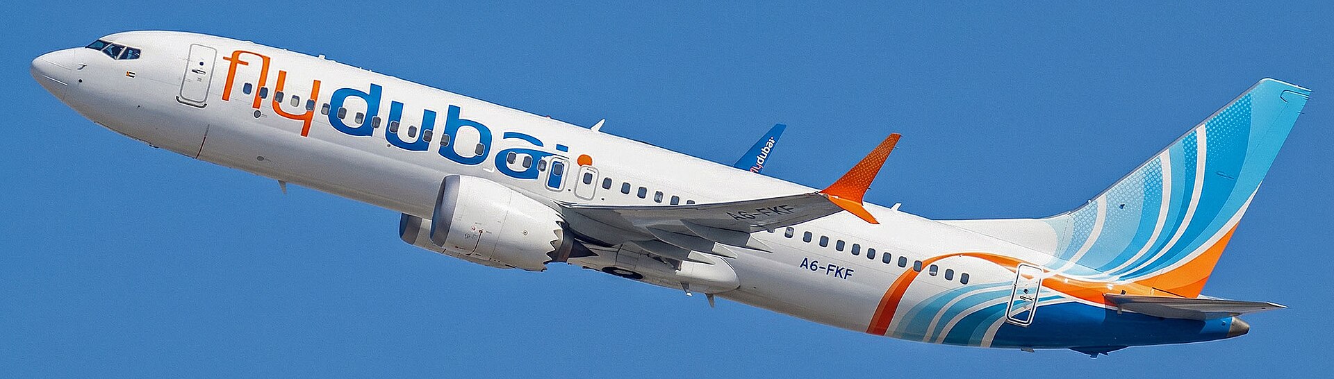 Avión de pasajeros con un logotipo visible, fotografiado en vuelo.