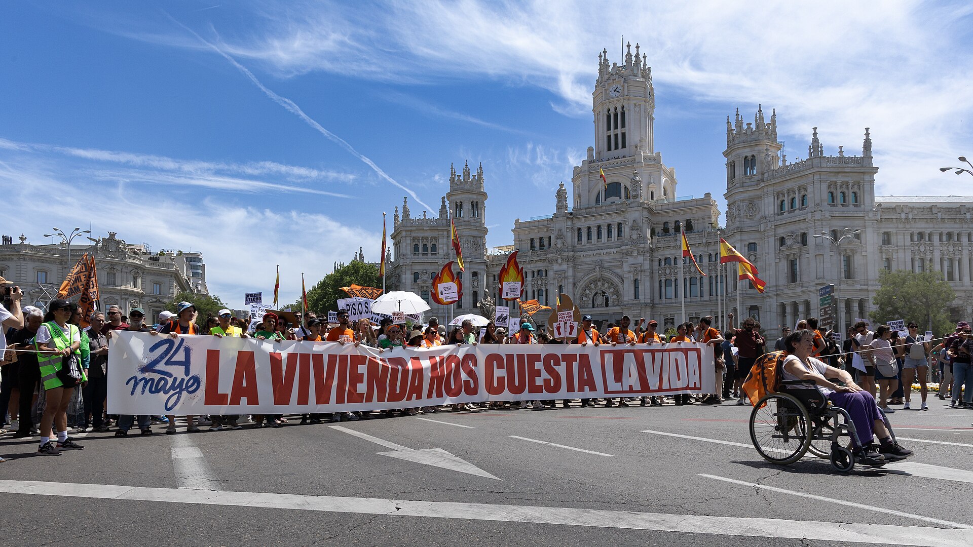 Manifestantes sostienen una pancarta con el lema «La vivienda nos cuesta la vida».