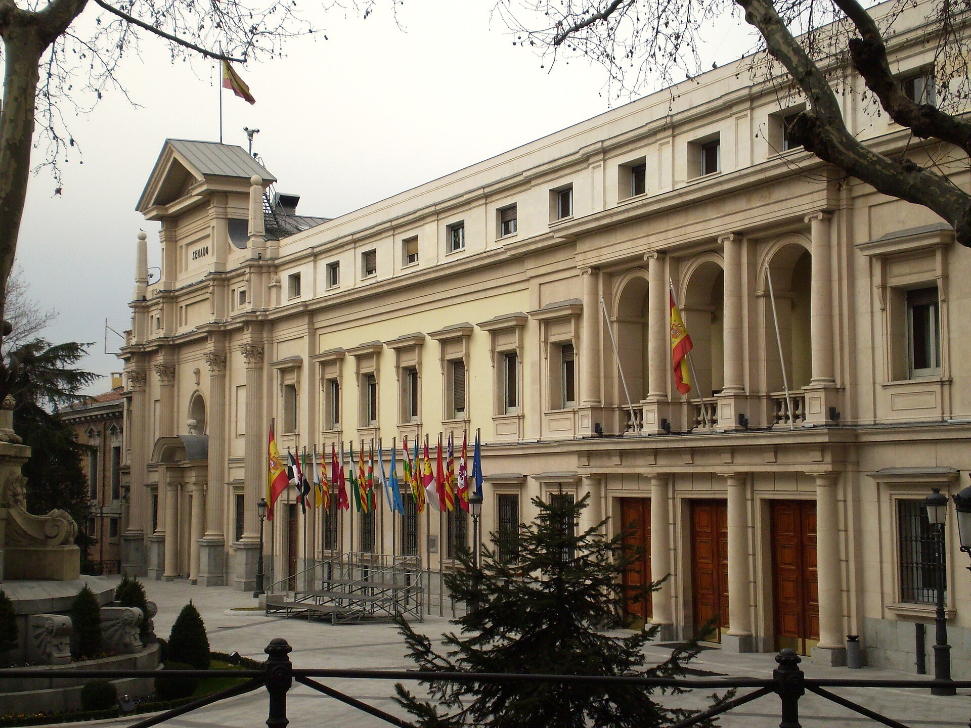 Fachada de un edificio con la inscripción «Senado» y varias banderas.