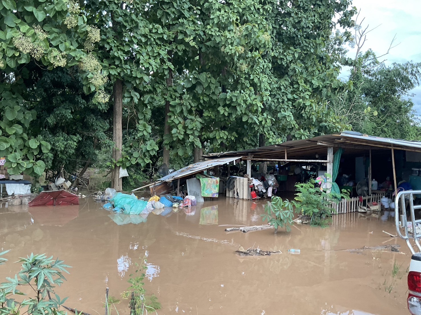 El agua llega hasta unas viviendas y cubre objetos junto a una estructura abierta.