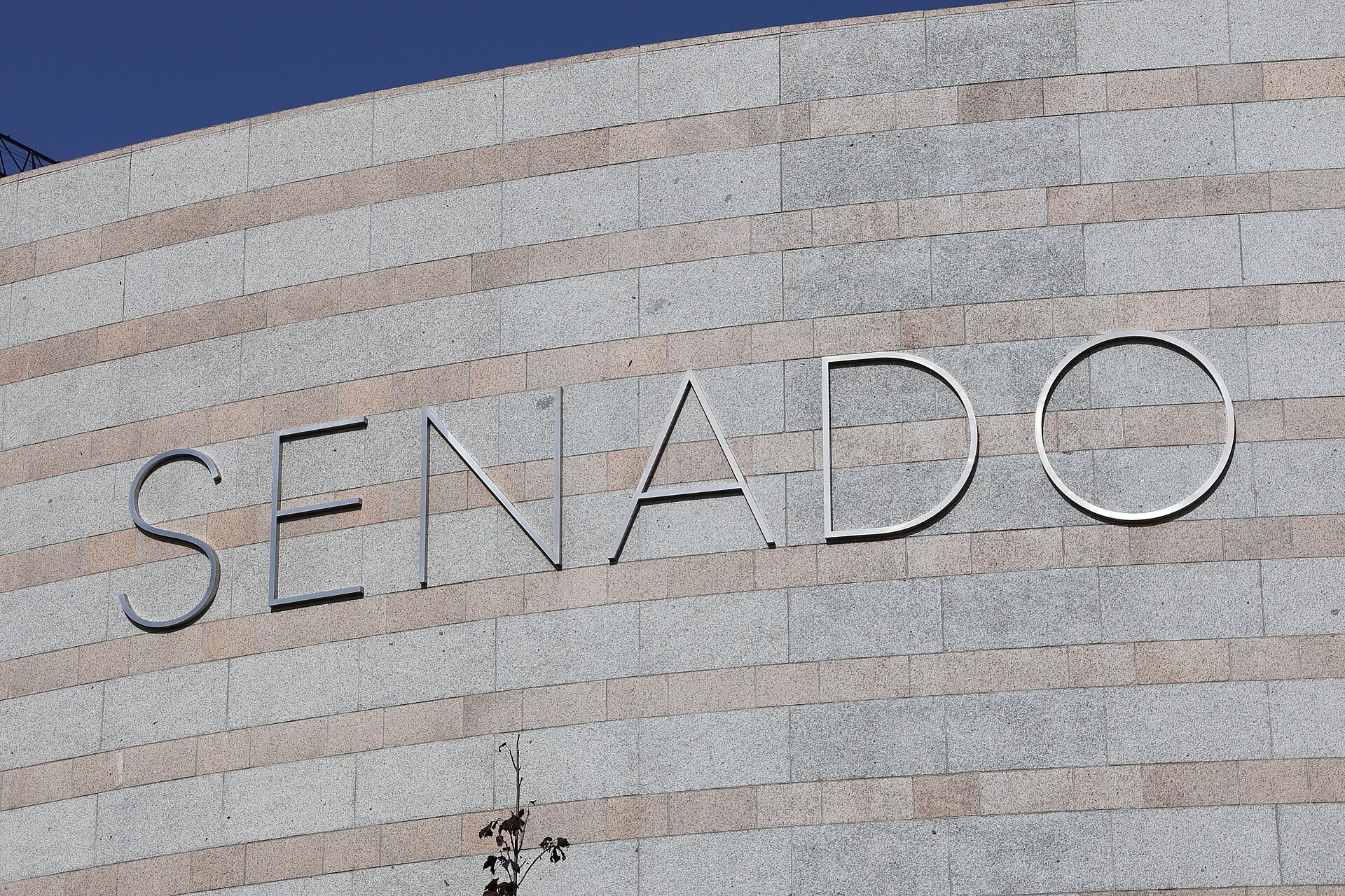 La palabra «SENADO» aparece en letras metálicas sobre una fachada de piedra.