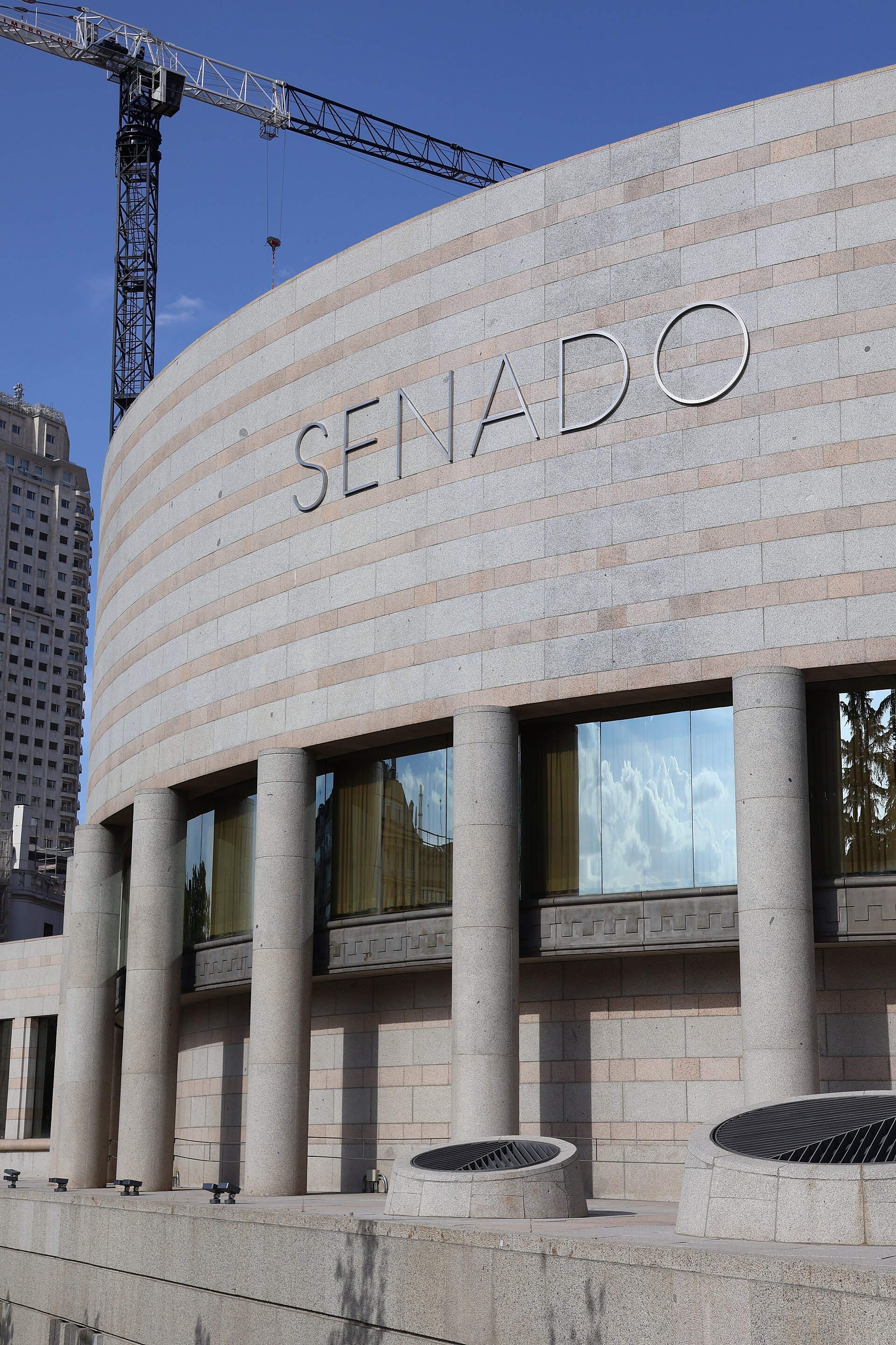 Fachada curva con columnas y el rótulo «SENADO».