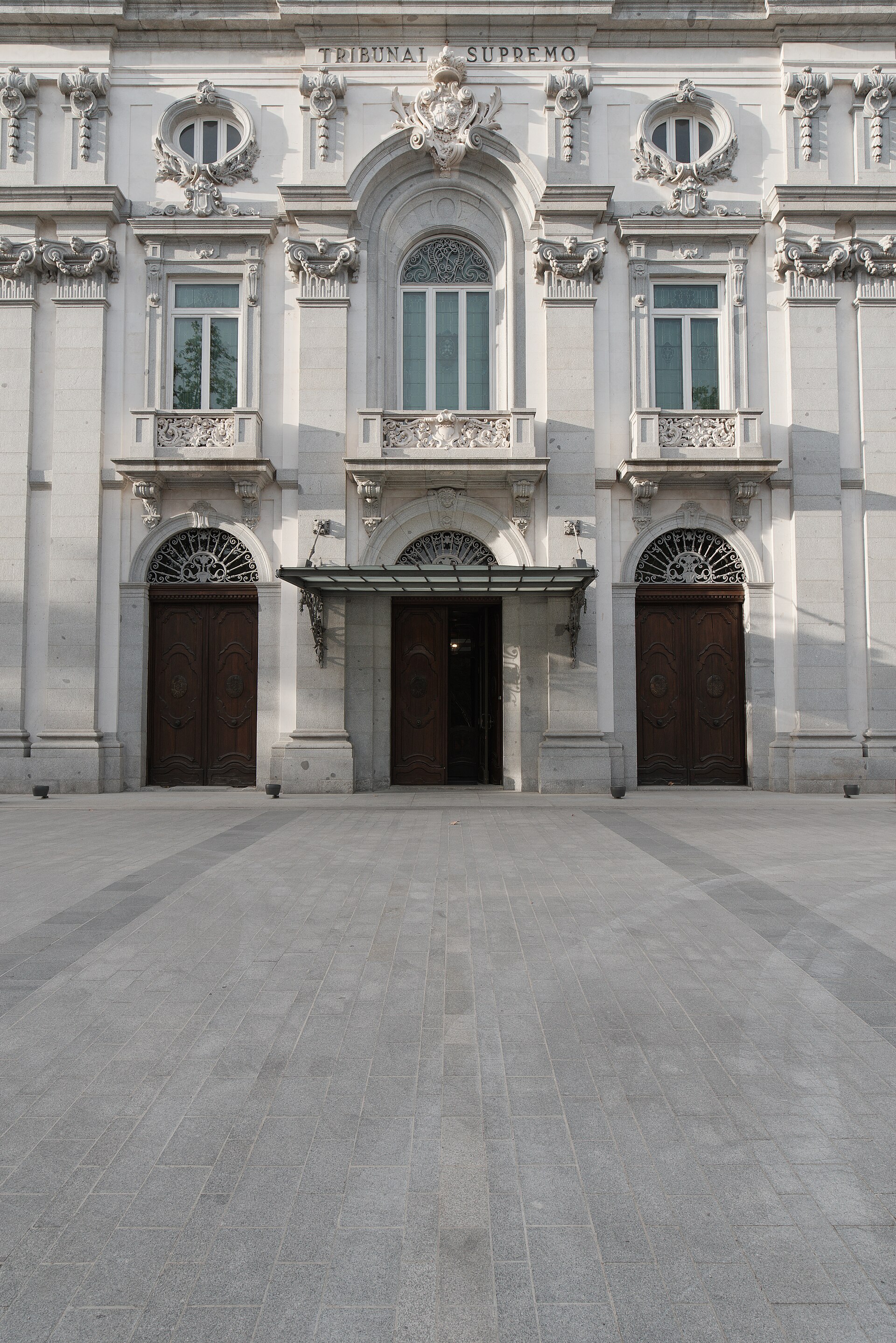 Fachada de un edificio con un rótulo sobre la entrada principal.