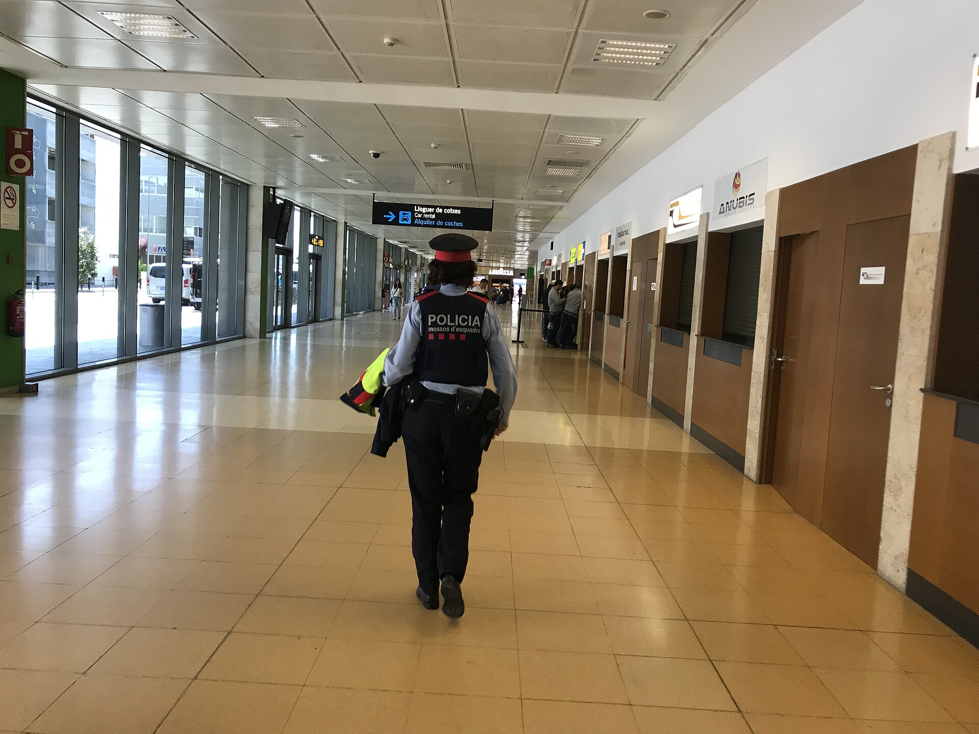 Un agente de los Mossos d'Esquadra camina por un pasillo del aeropuerto.