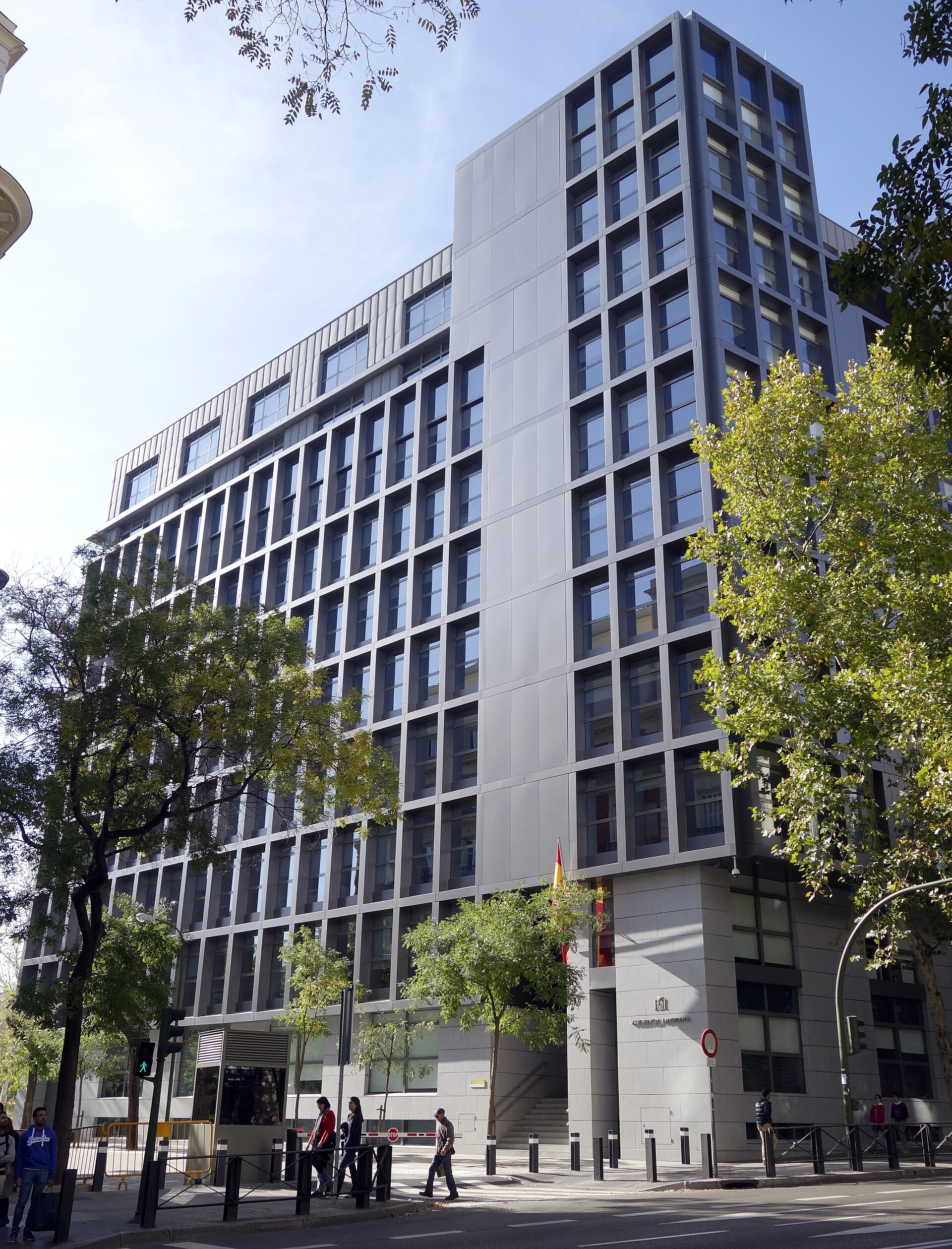 Fachada acristalada con el rótulo «Audiencia Nacional» junto a la entrada.