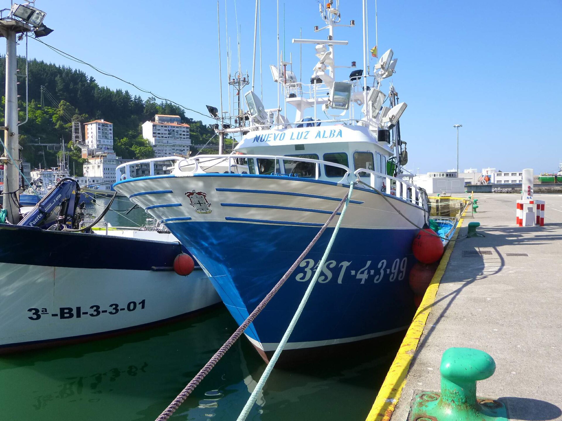 Un barco de pesca permanece amarrado junto al muelle.