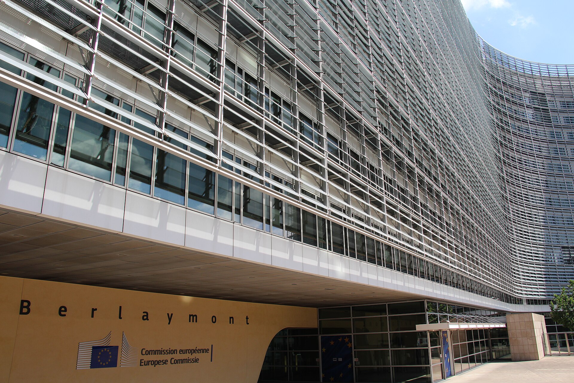 Entrada de un edificio institucional con el logotipo y el nombre de la Comisión Europea en la fachada.