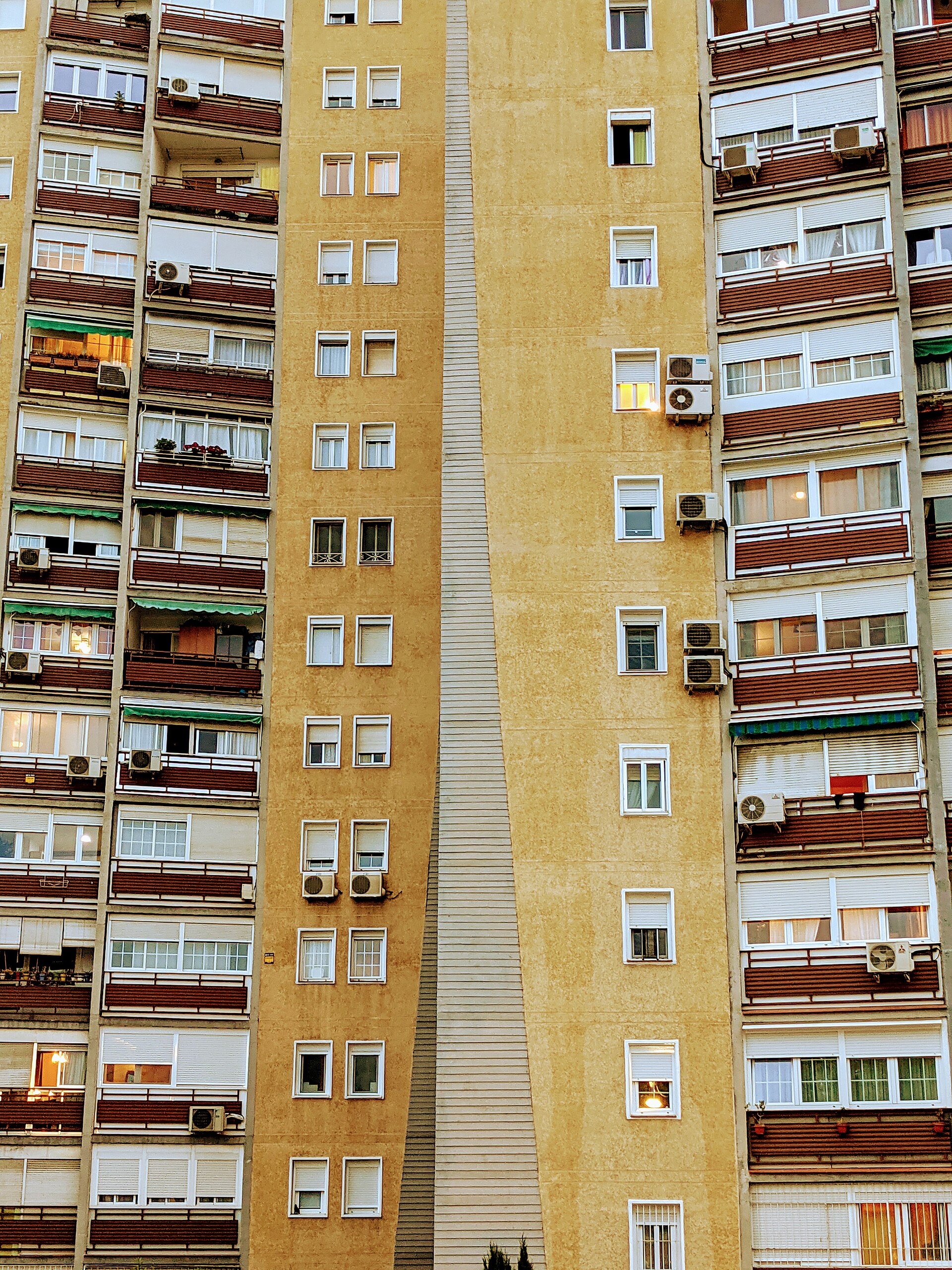 Fachadas de varios bloques de viviendas con balcones, ventanas y aparatos de aire acondicionado.