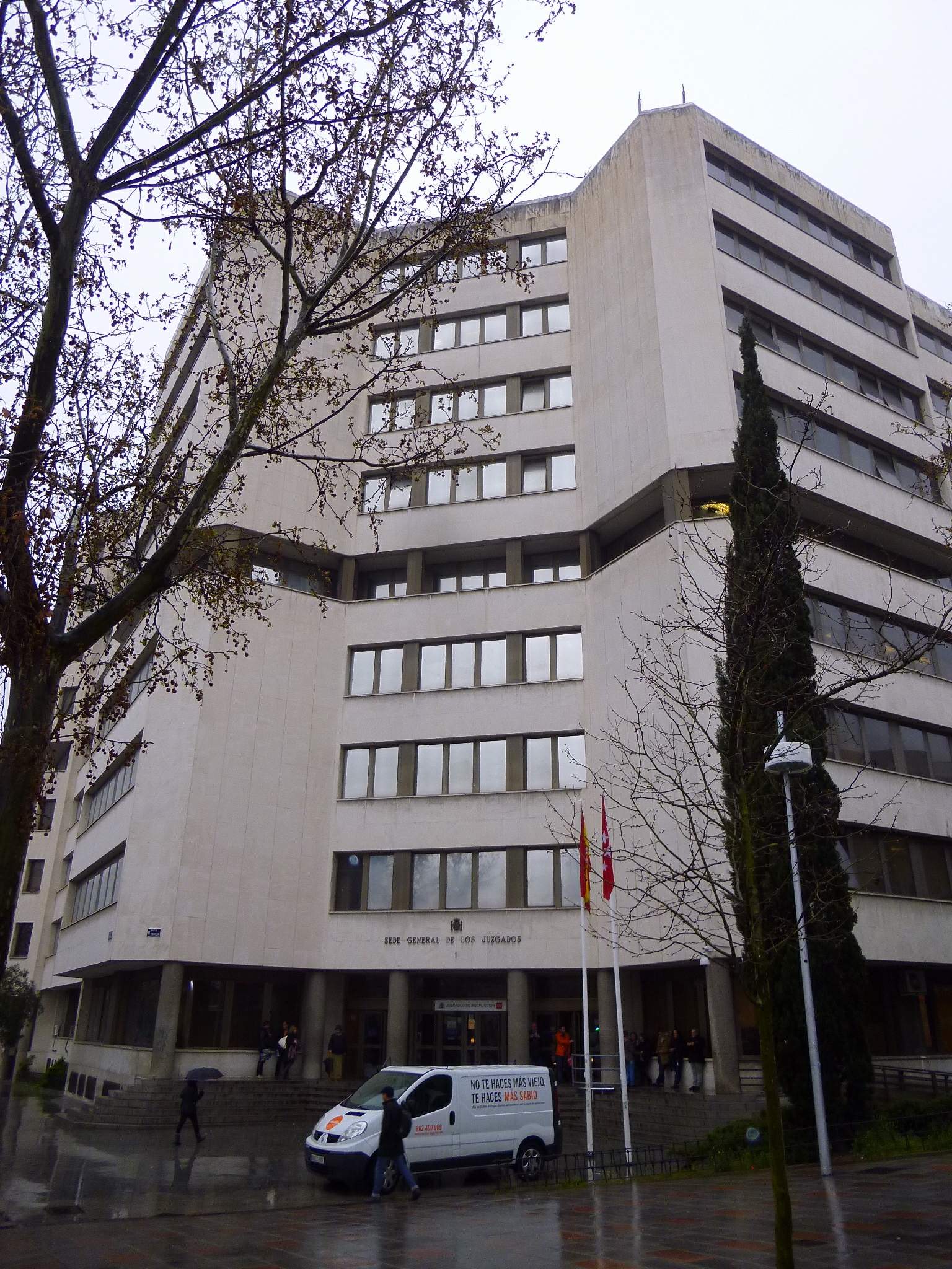 Fachada de un edificio con la inscripción «Sede General de los Juzgados» junto a la entrada.