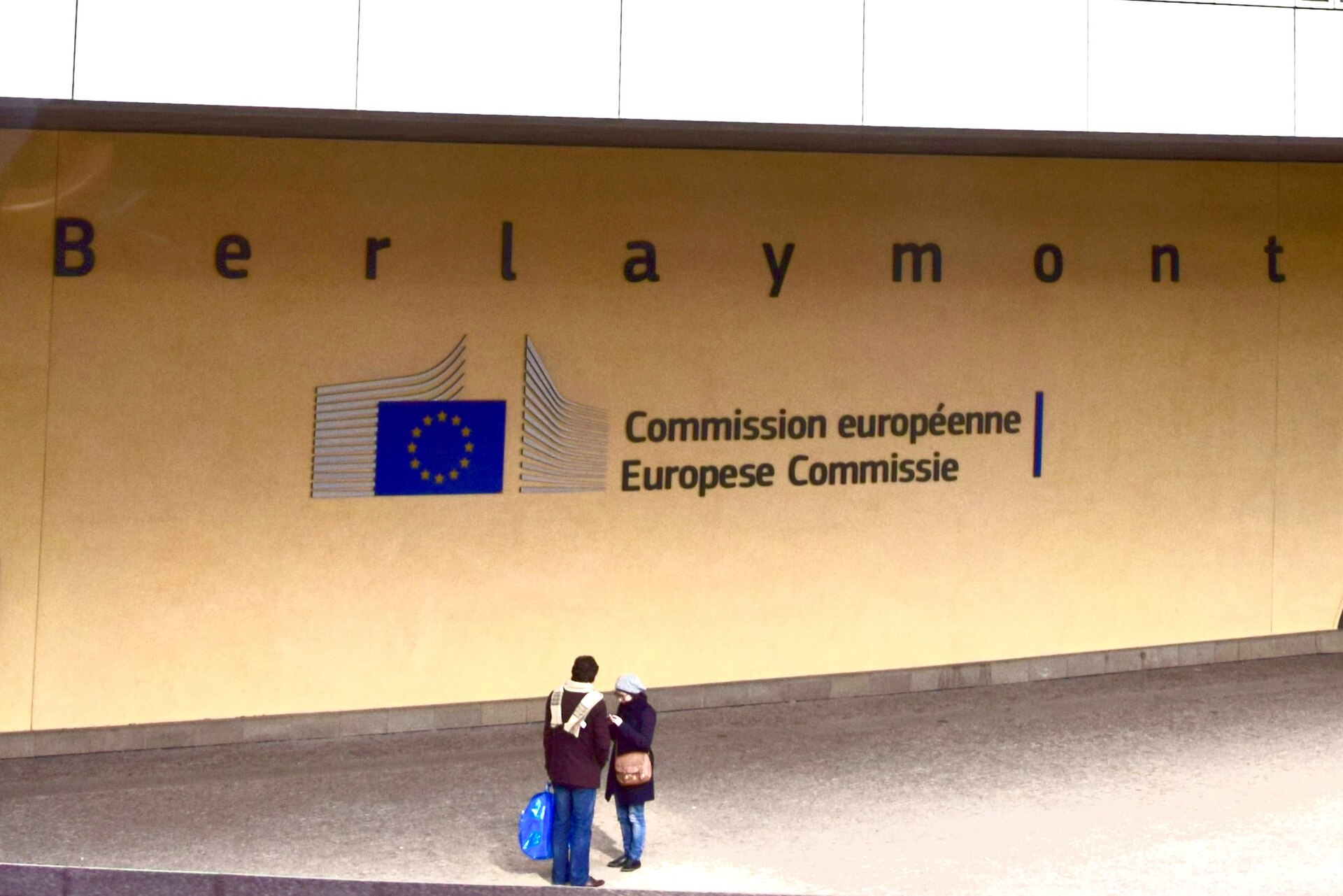 Rótulo de la Comisión Europea en el interior de un edificio.