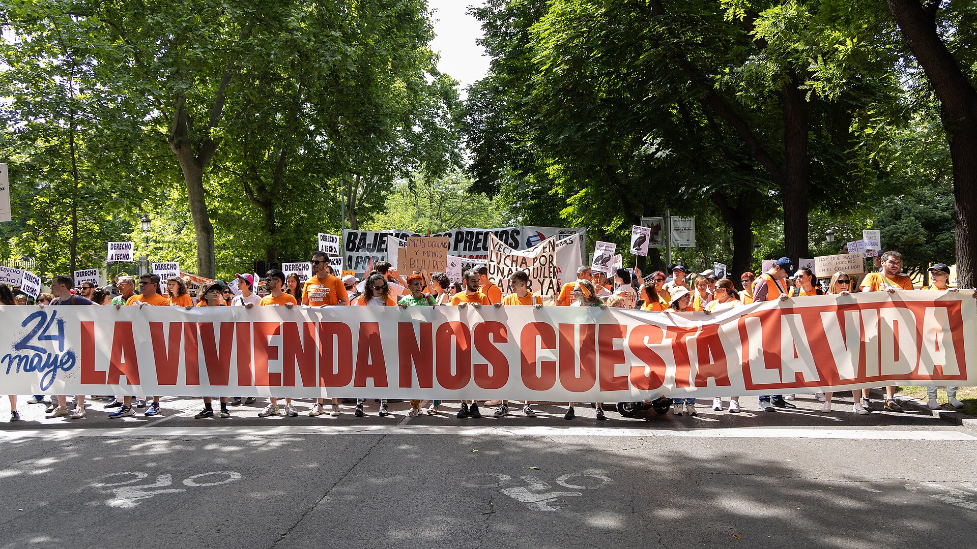 Una pancarta con el lema «La vivienda nos cuesta la vida» encabeza una manifestación.