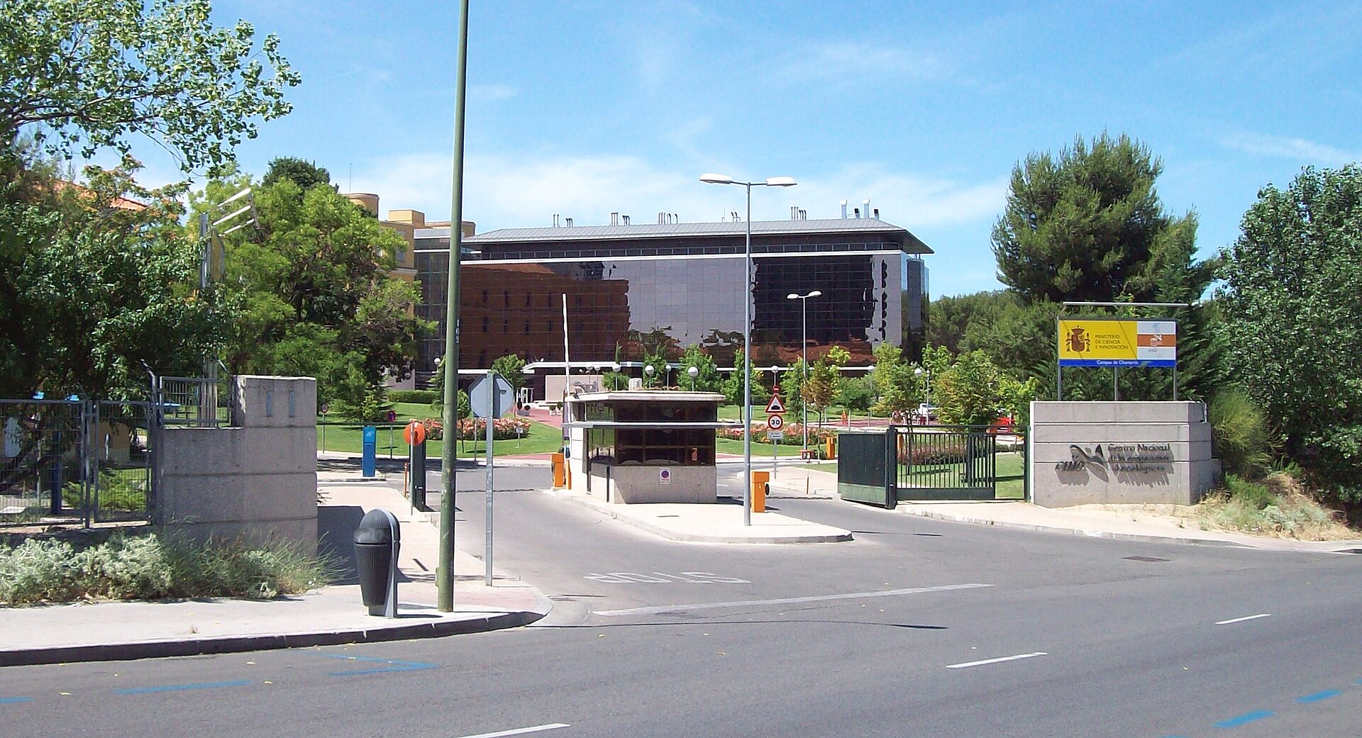 Entrada y edificio de un centro de investigación oncológica.