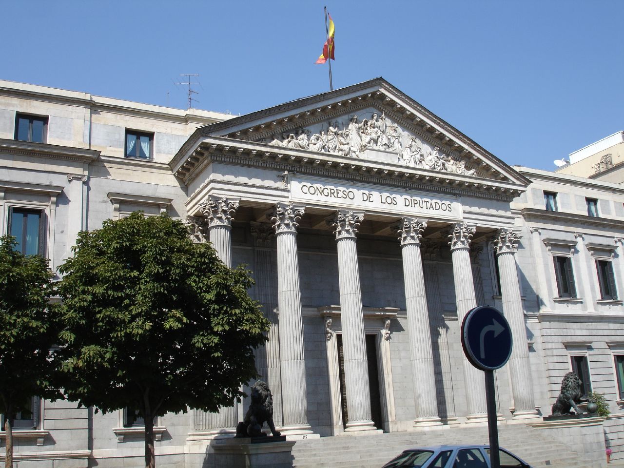 Fachada principal del Congreso de los Diputados, con la bandera de España en lo alto.