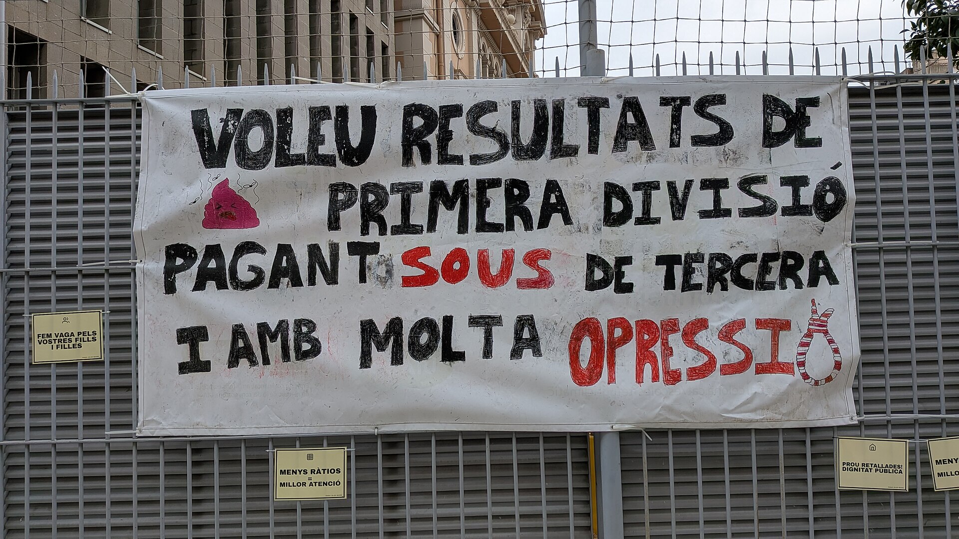 Una gran pancarta reivindica mejoras salariales, menos ratios y más atención en catalán.