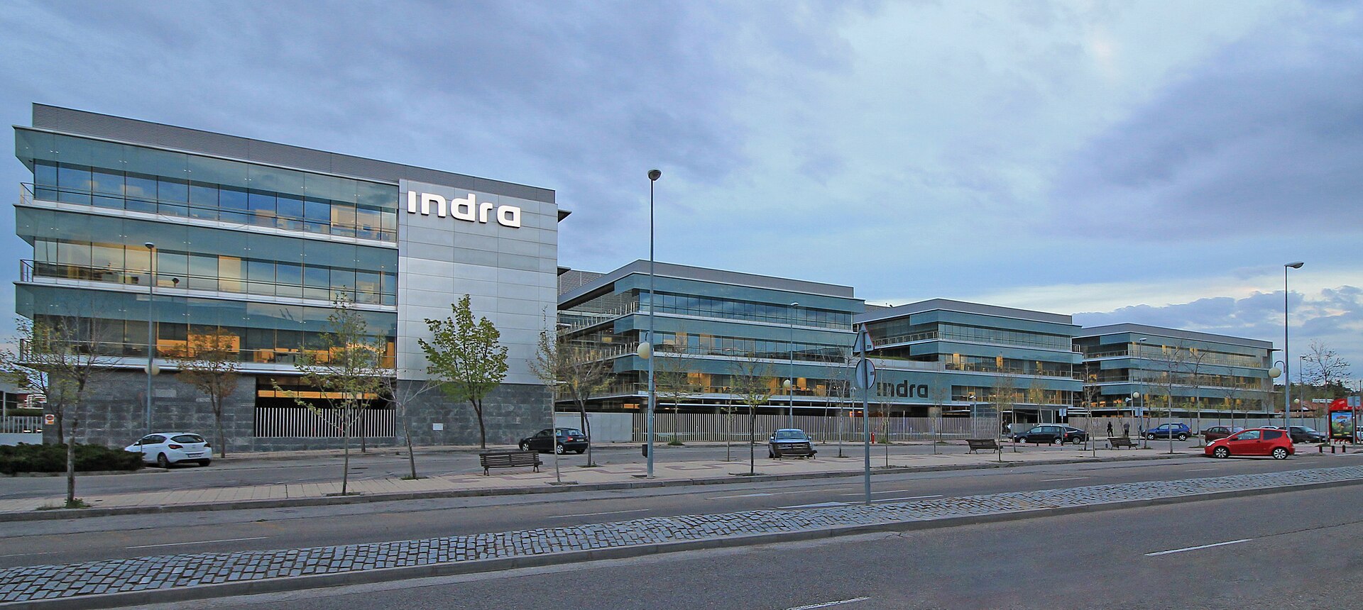 Edificios de oficinas con el rótulo de Indra en la fachada.