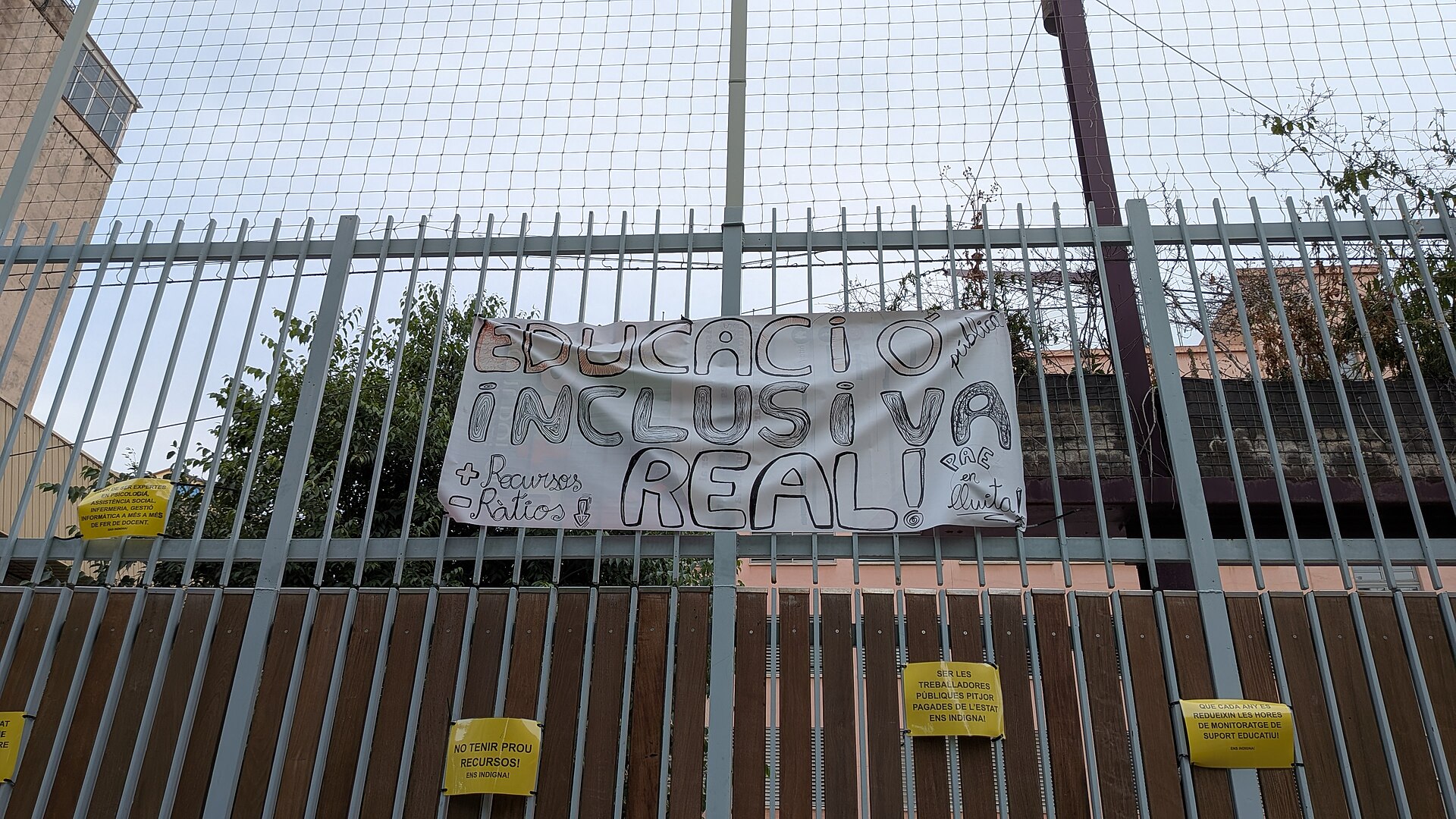 Una pancarta reivindica una educación inclusiva y más recursos junto a varios carteles sobre la enseñanza pública.