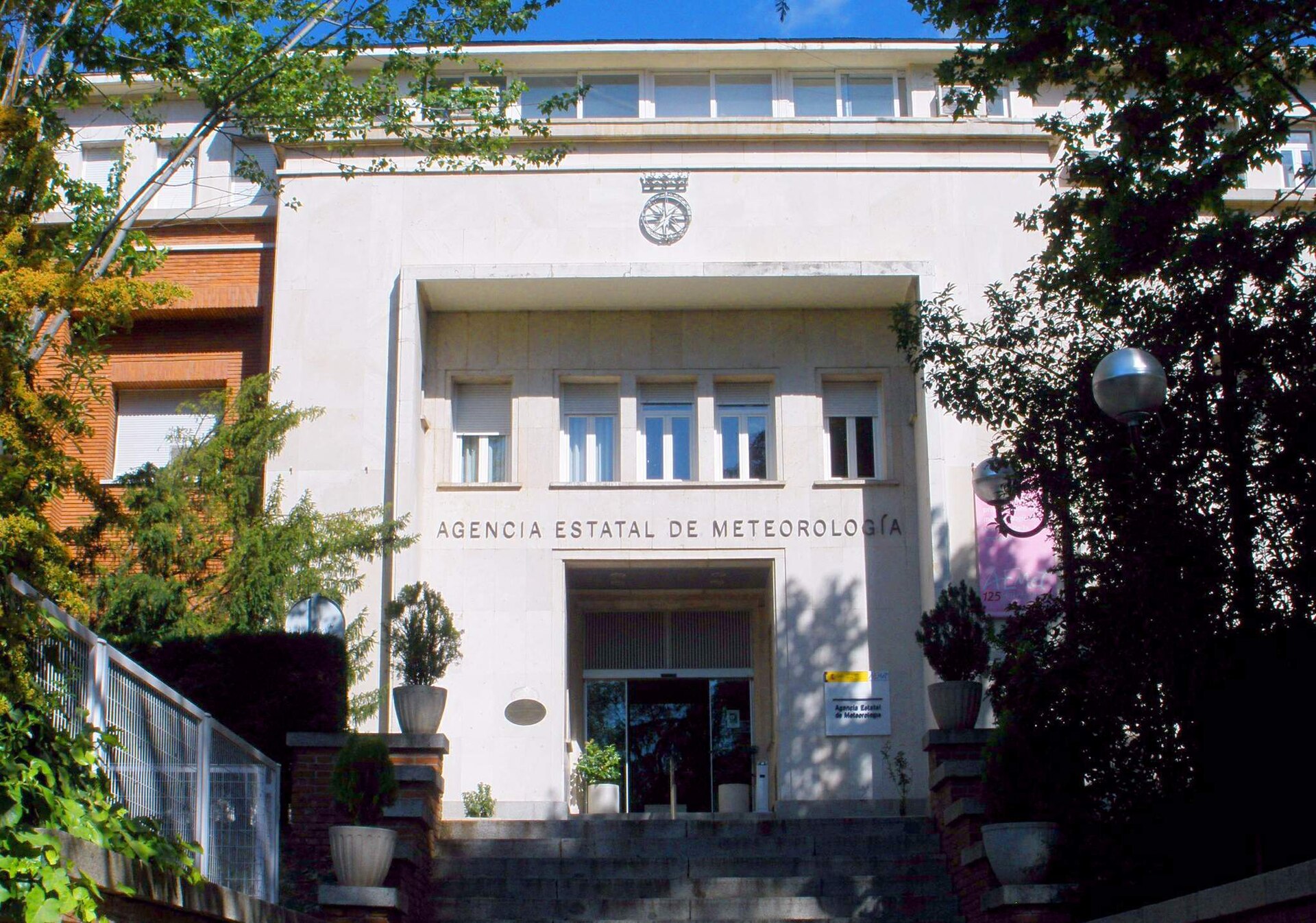 Fachada de un edificio con el rótulo «Agencia Estatal de Meteorología» sobre la entrada.