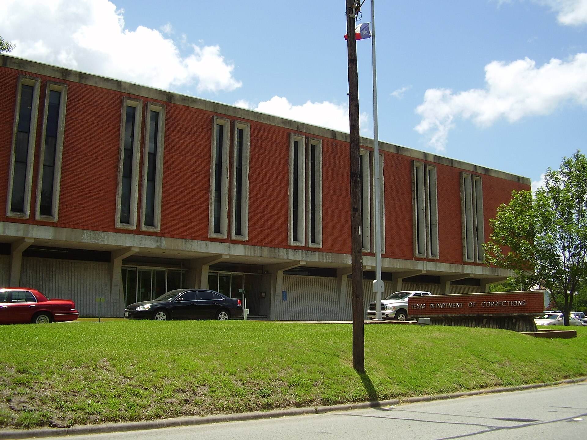 Edificio de ladrillo con un letrero del Departamento de Correcciones de Texas.