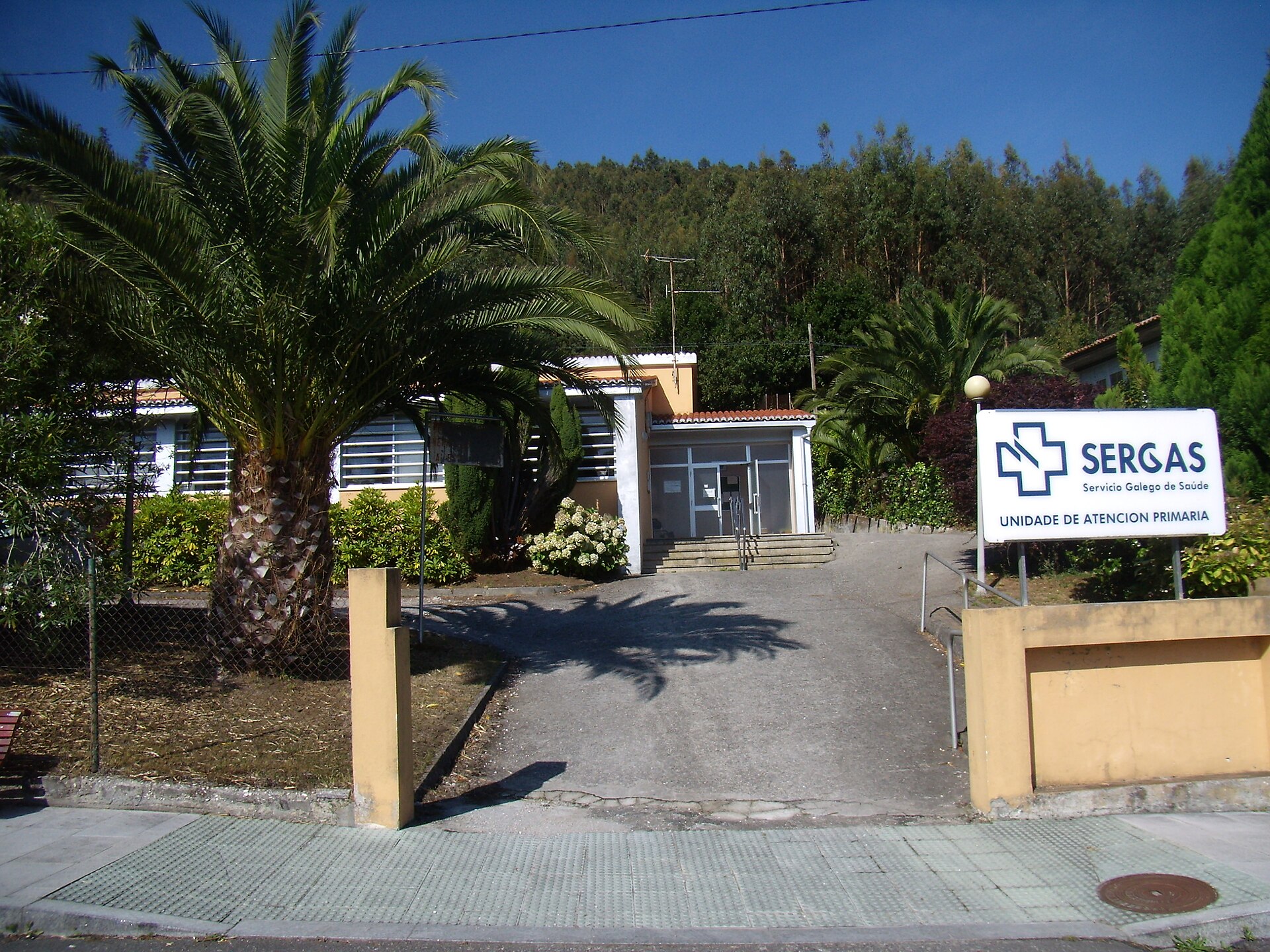 Un cartel del servicio autonómico junto a la entrada de un centro de atención primaria.