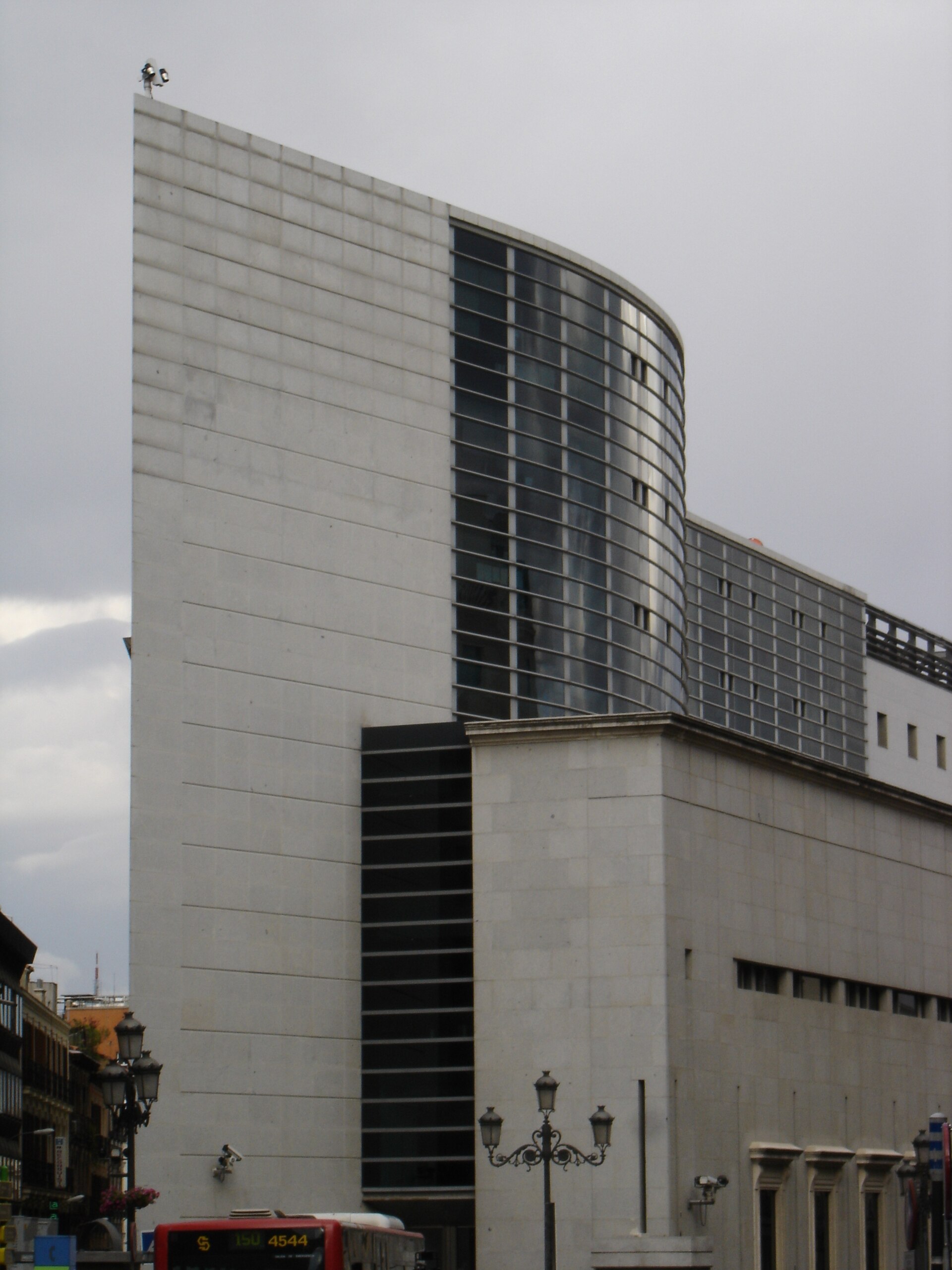 Fachada curva acristalada de un edificio institucional.