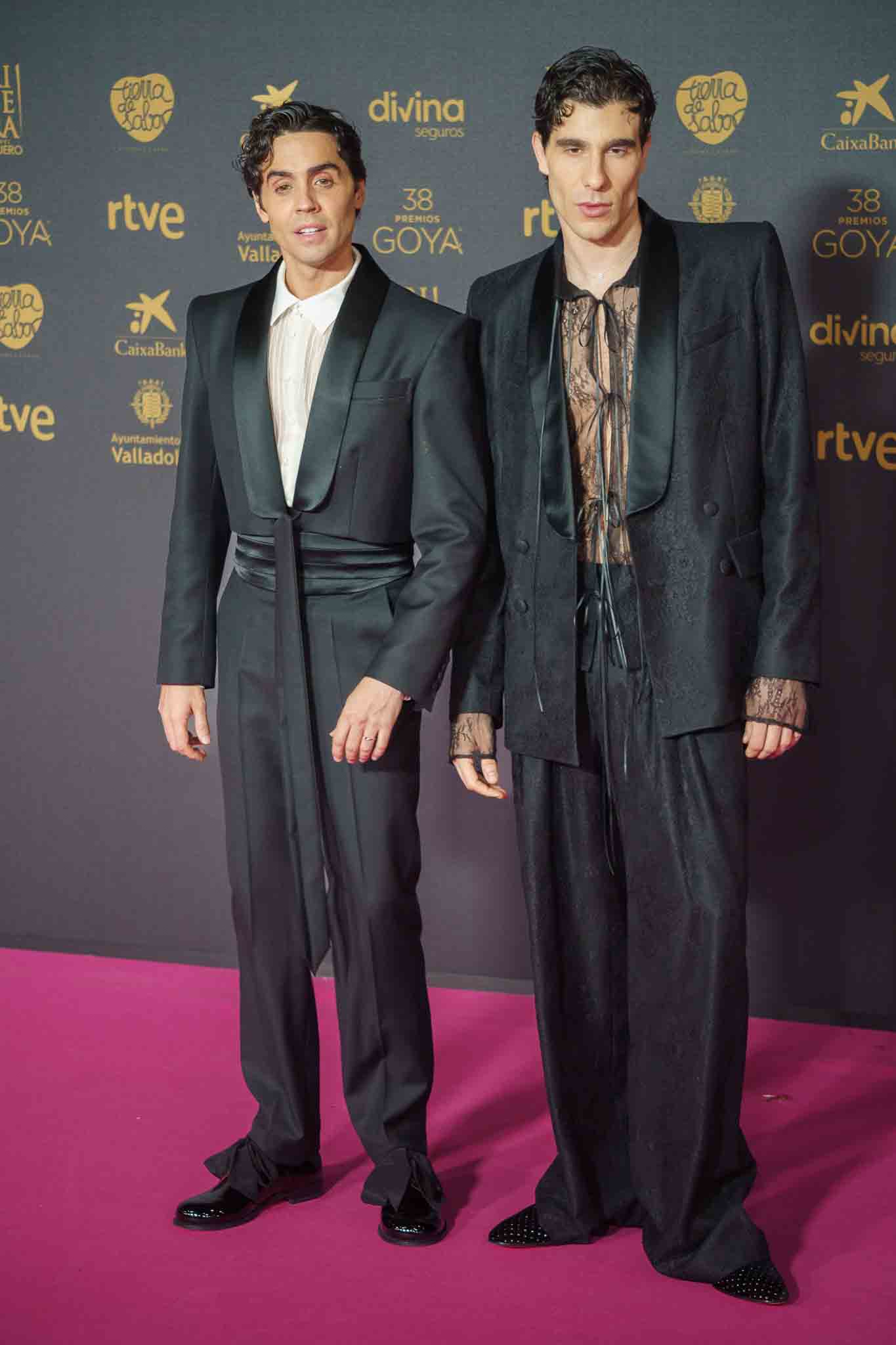 Dos hombres posan juntos ante un panel con logotipos de los Premios Goya.