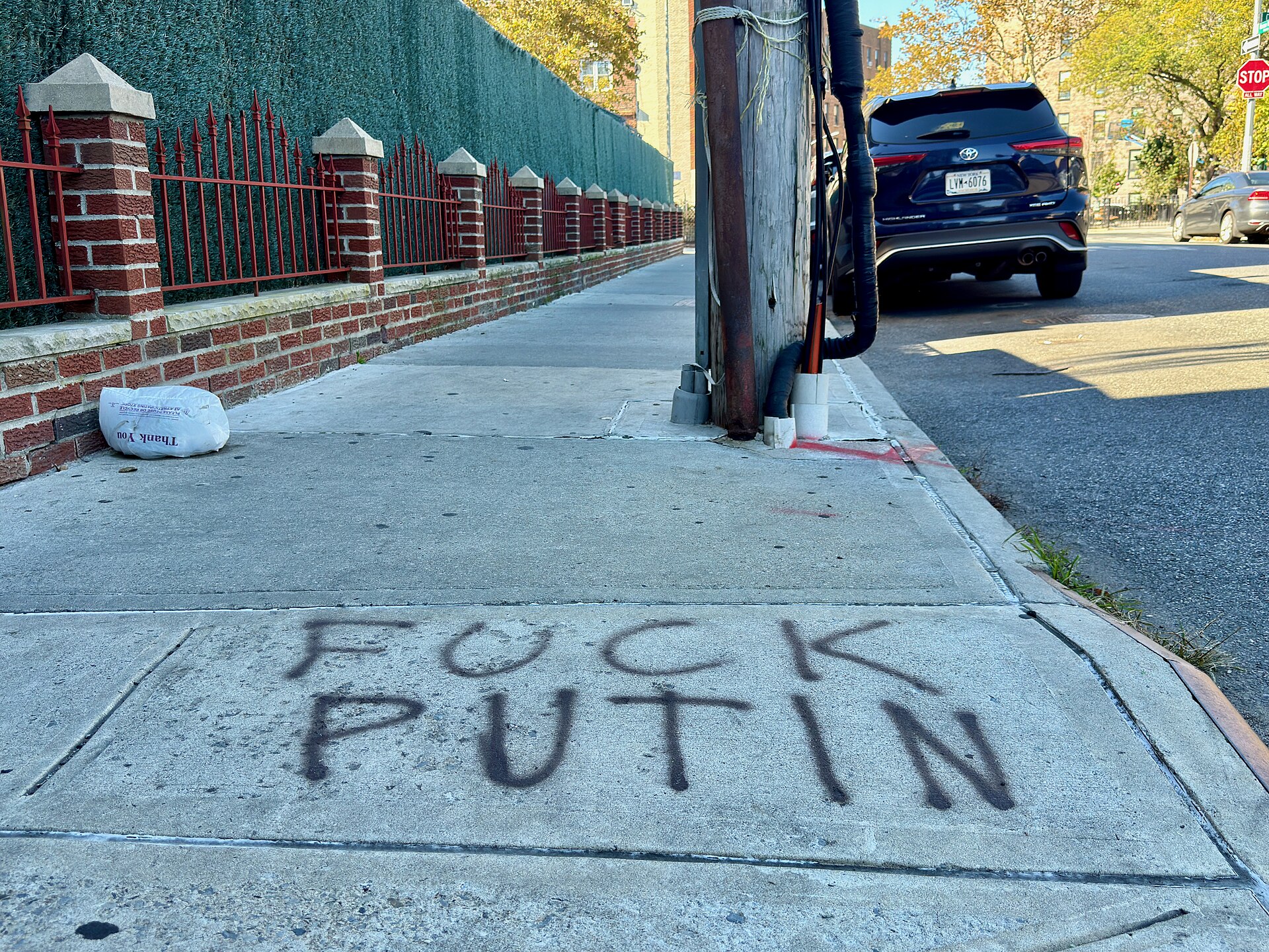 "FUCK PUTIN" spray-painted on a sidewalk