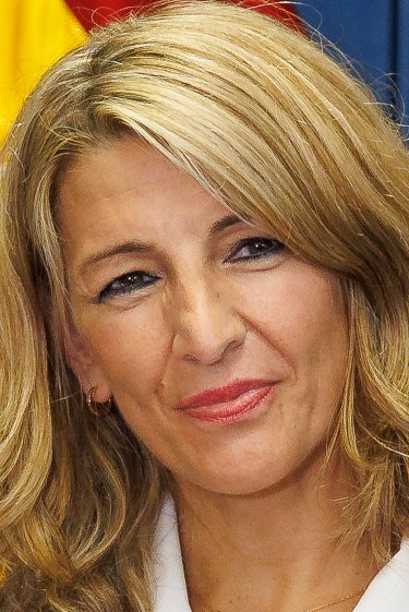 Retrato recortado de una mujer ante un fondo con franjas de colores.