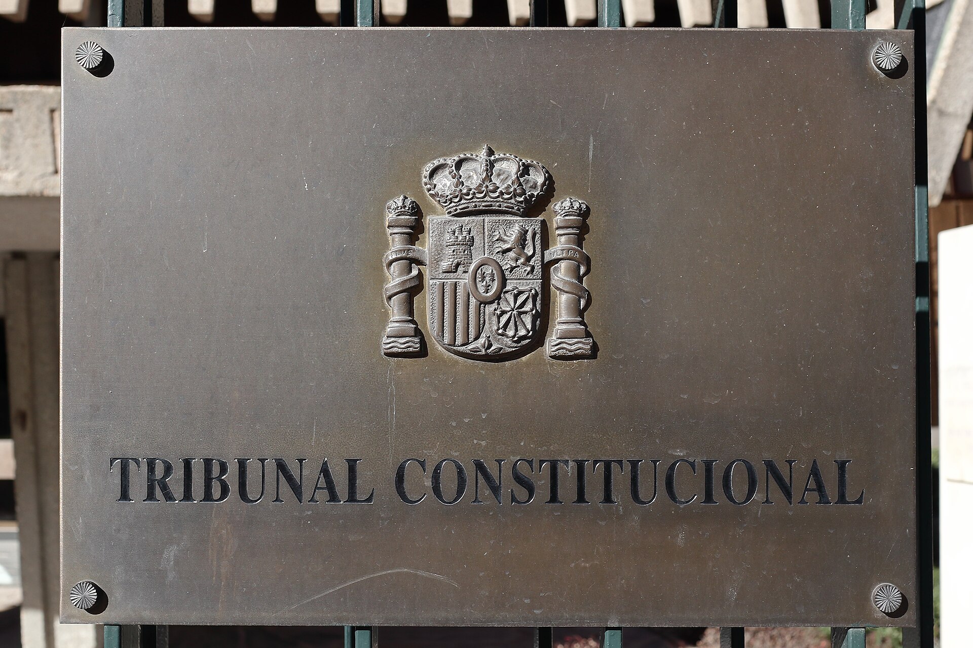 Placa con un escudo y el rótulo «Tribunal Constitucional».