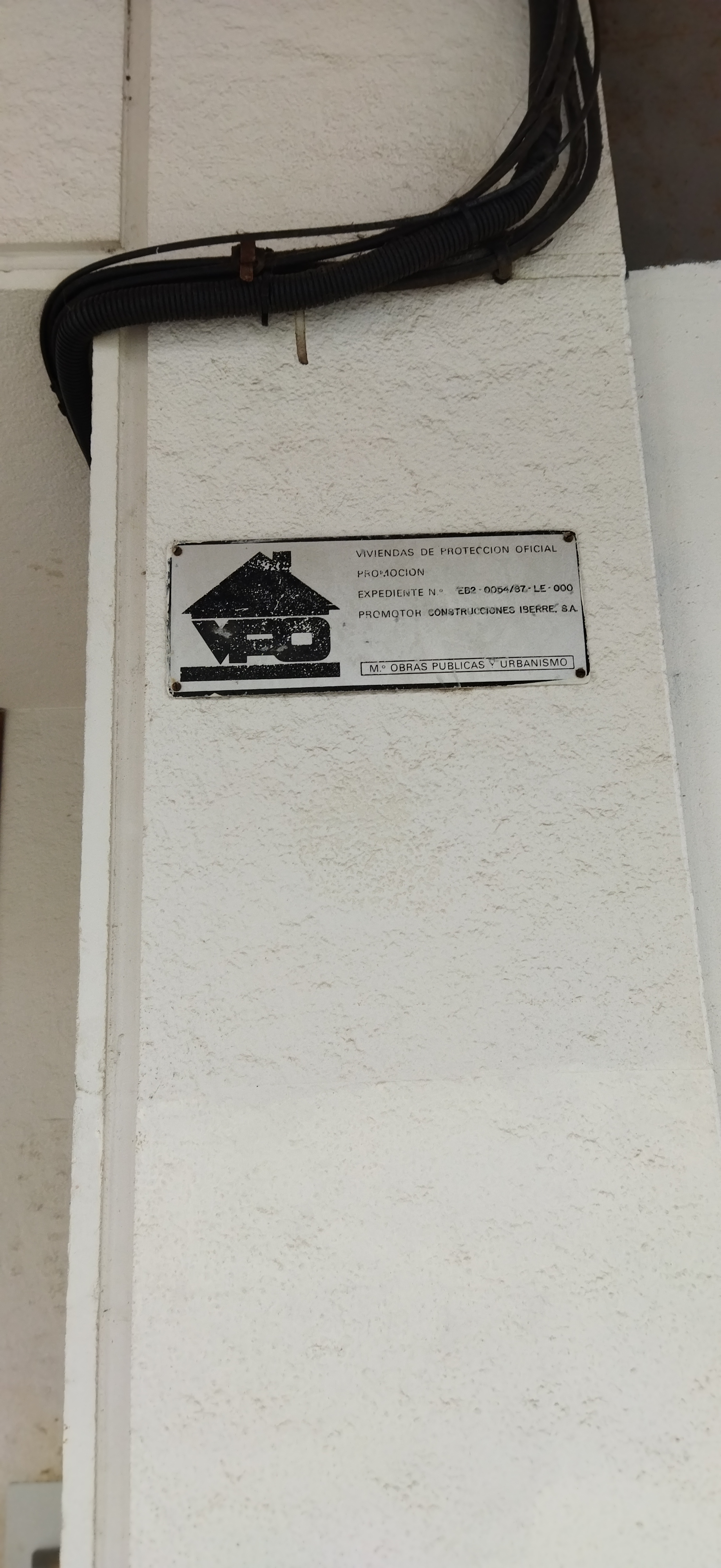 Una placa de Viviendas de Protección Oficial en la fachada de un edificio.